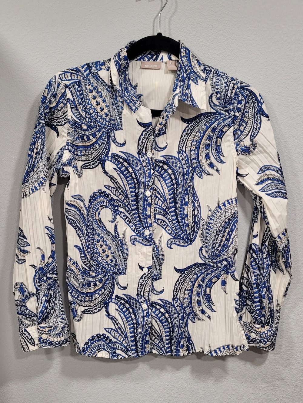Chicos Crinkle Pleat Blue & White Paisley Blouse Womens 0 (Size Small)